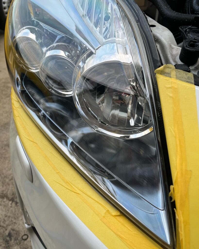 ヘッドライトコーティング施工後
ヘッドライト磨き